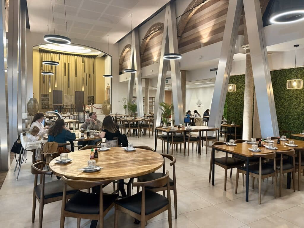 ¿Qué ofrece el buffet de 'restaurante Akira Sevilla'?