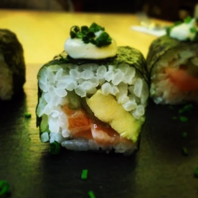 ¿Cómo se come típicamente las algas nori en Japón?