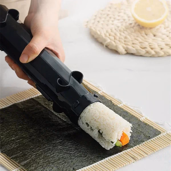 Comment nettoyer les accessoires de ce kit à sushi ?