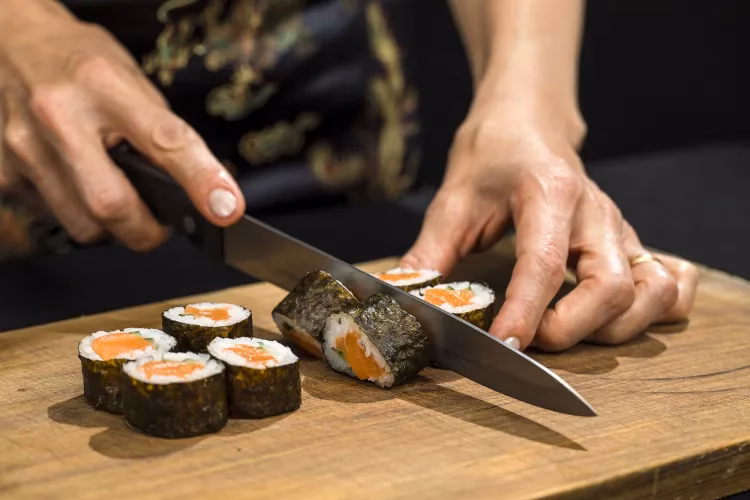 ¿Cómo armar los rollos de sushi?