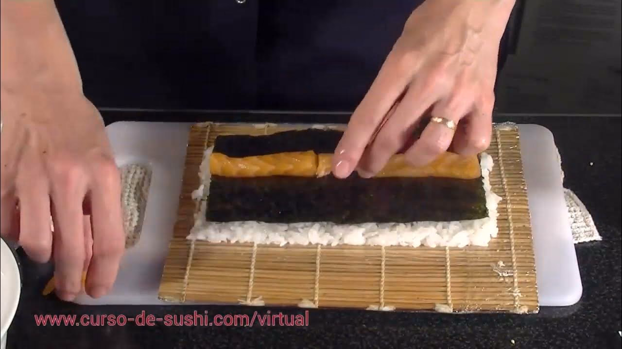¿Cómo sostener el nori para enrollar sushi?