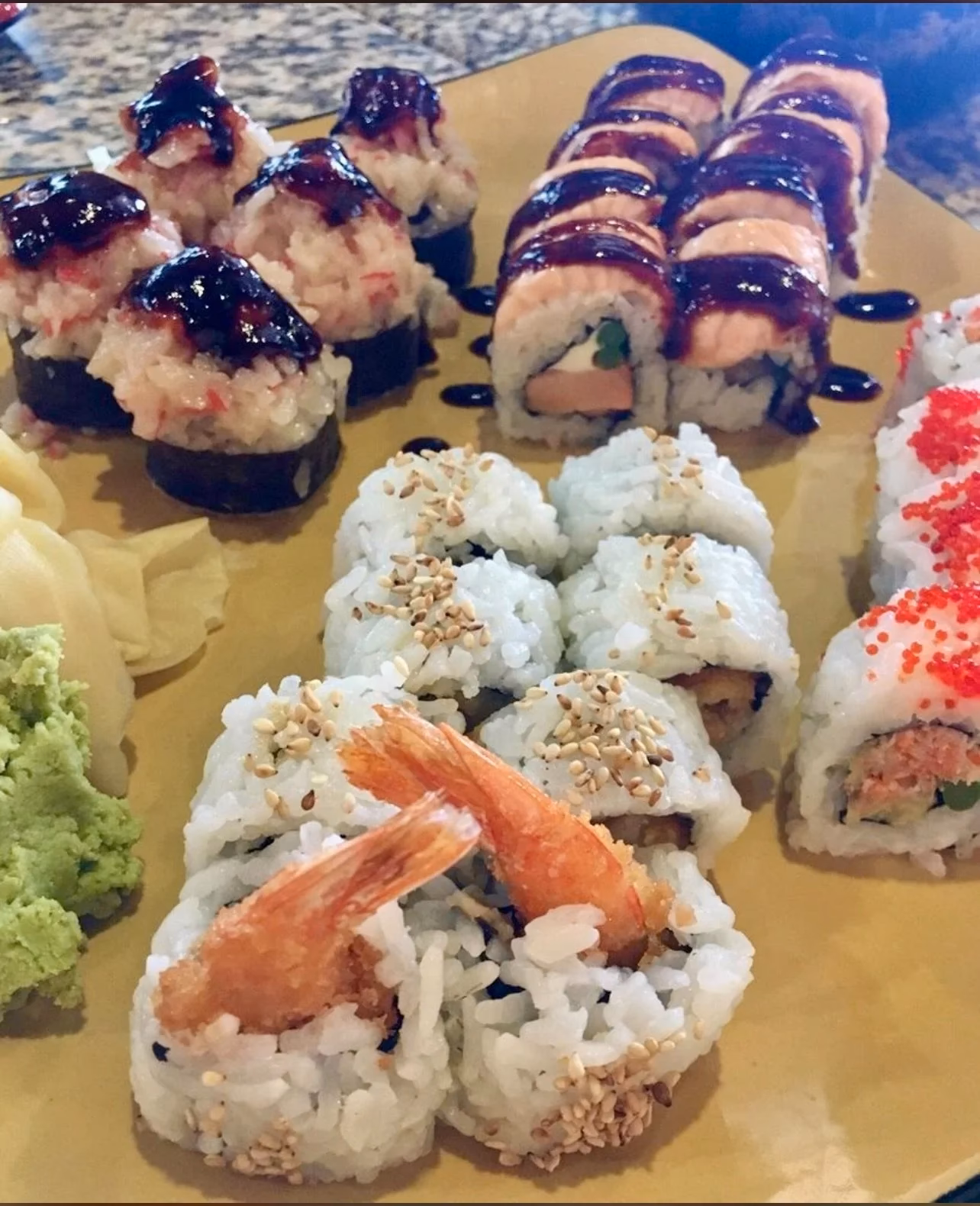 ¿Qué ofrece el restaurante Sushi Bushido?