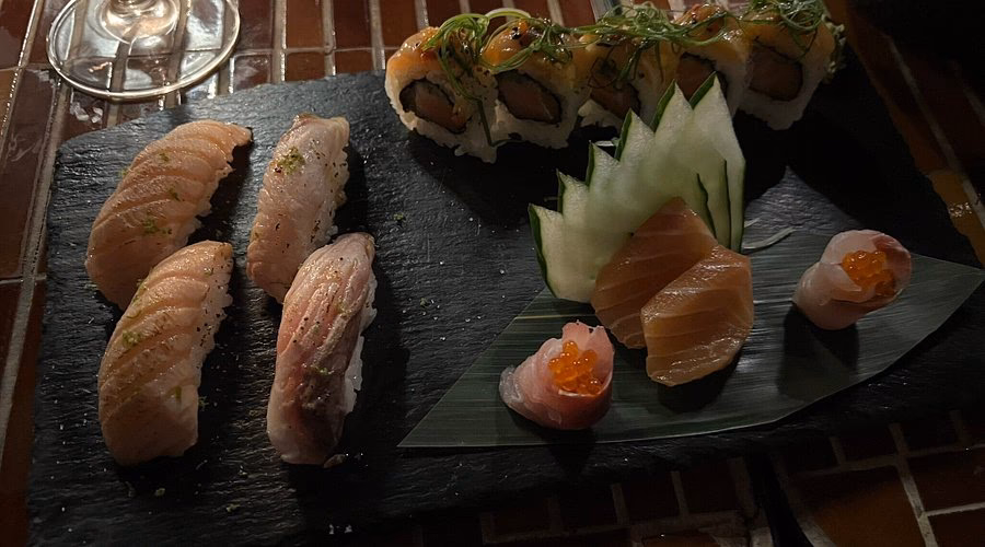 ¿Dónde se encuentra el restaurante de sushi en Roppongi?