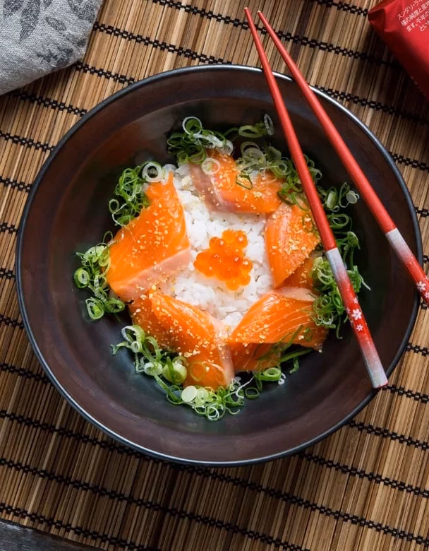 ¿Qué es el sushi-sashmi de salmón?