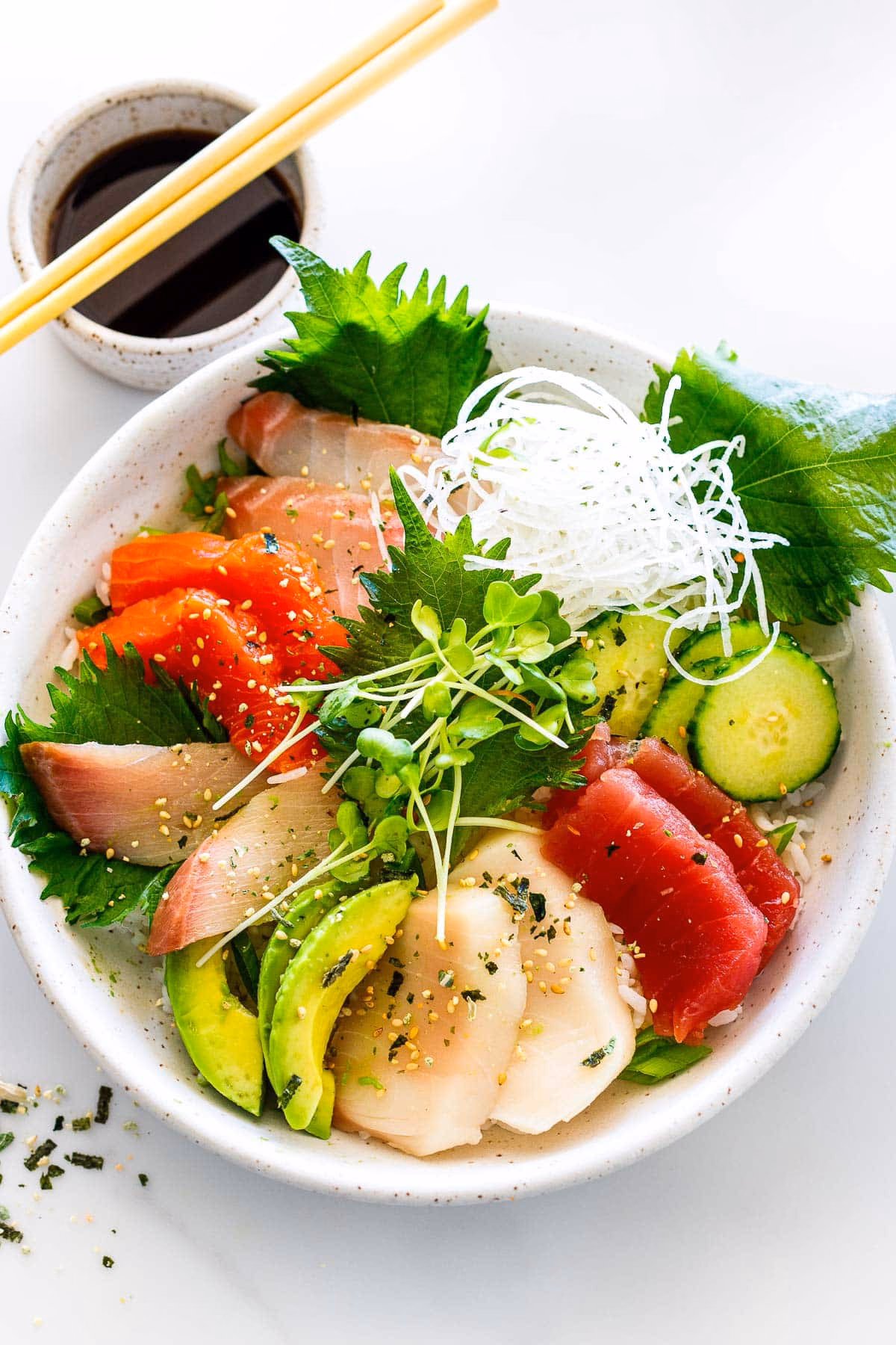 ¿Cómo hacer sushi japonés sobre fondo blanco?