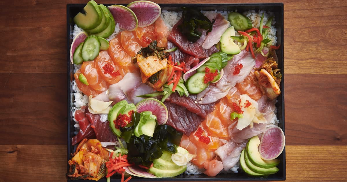 ¿Cuáles son las características del chirashi sushi?