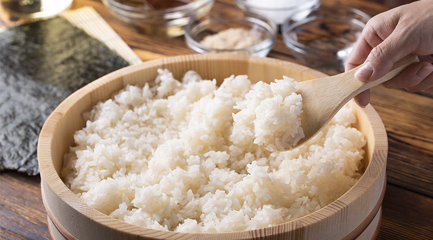 Comment faire cuire du riz cru pour le sushi?