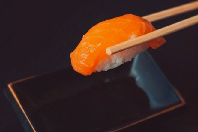 ¿Cómo se debe comer el nigiri?