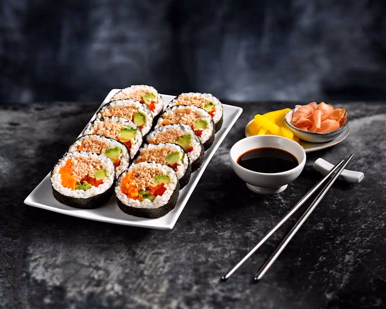 ¿Cómo mojar sushi en el platillo de salsa de soja?