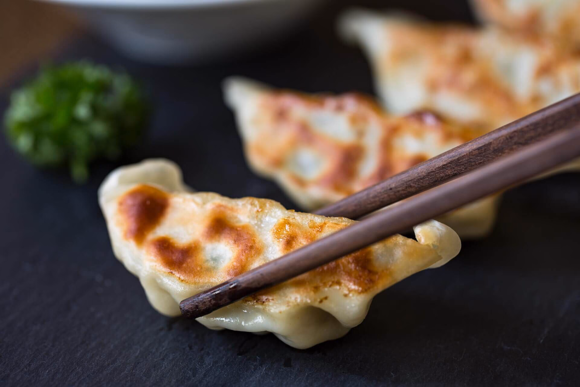 ¿Qué ingredientes se usan para rellenar las 'gyozas'?
