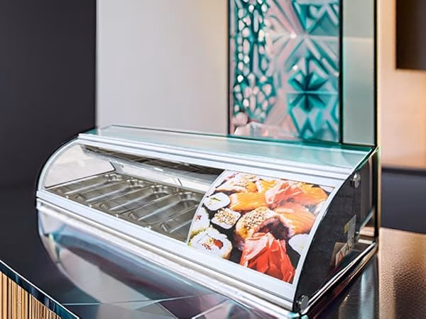 ¿Cuál es la capacidad de la exhibidora de sushi?