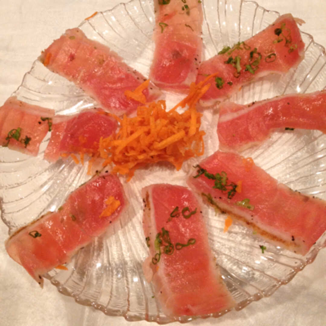How many calories are in a piece of tuna sashimi?