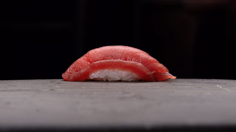 How do you eat Maguro sushi?