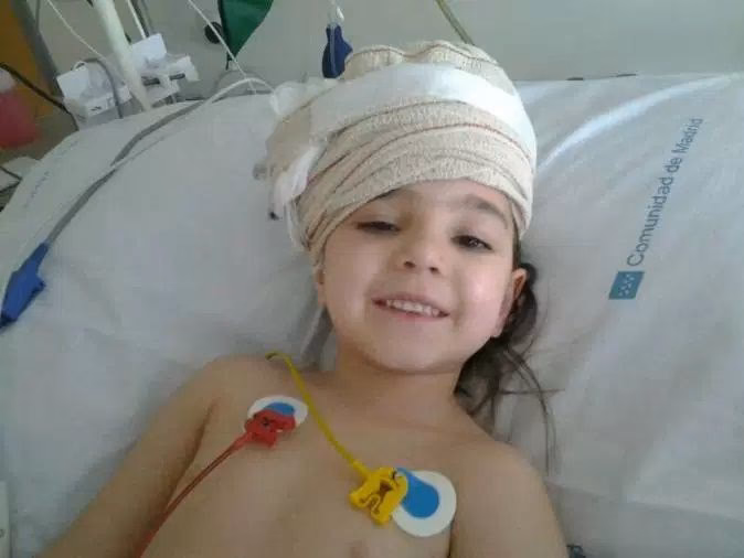 ¿Por qué la niña sonreía y jugueteaba con su madre?