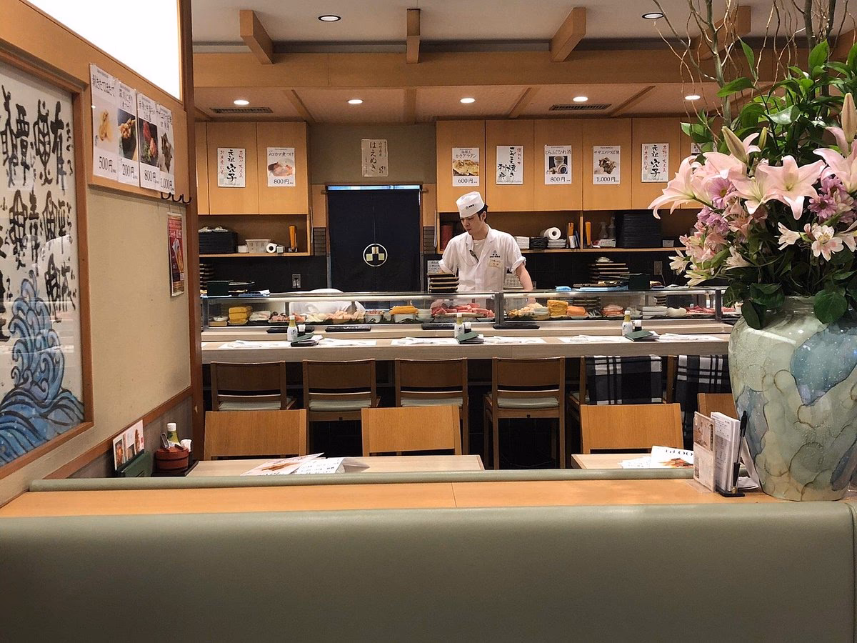 Does Ginza sushidokoro Marui souhonten charge a service fee?