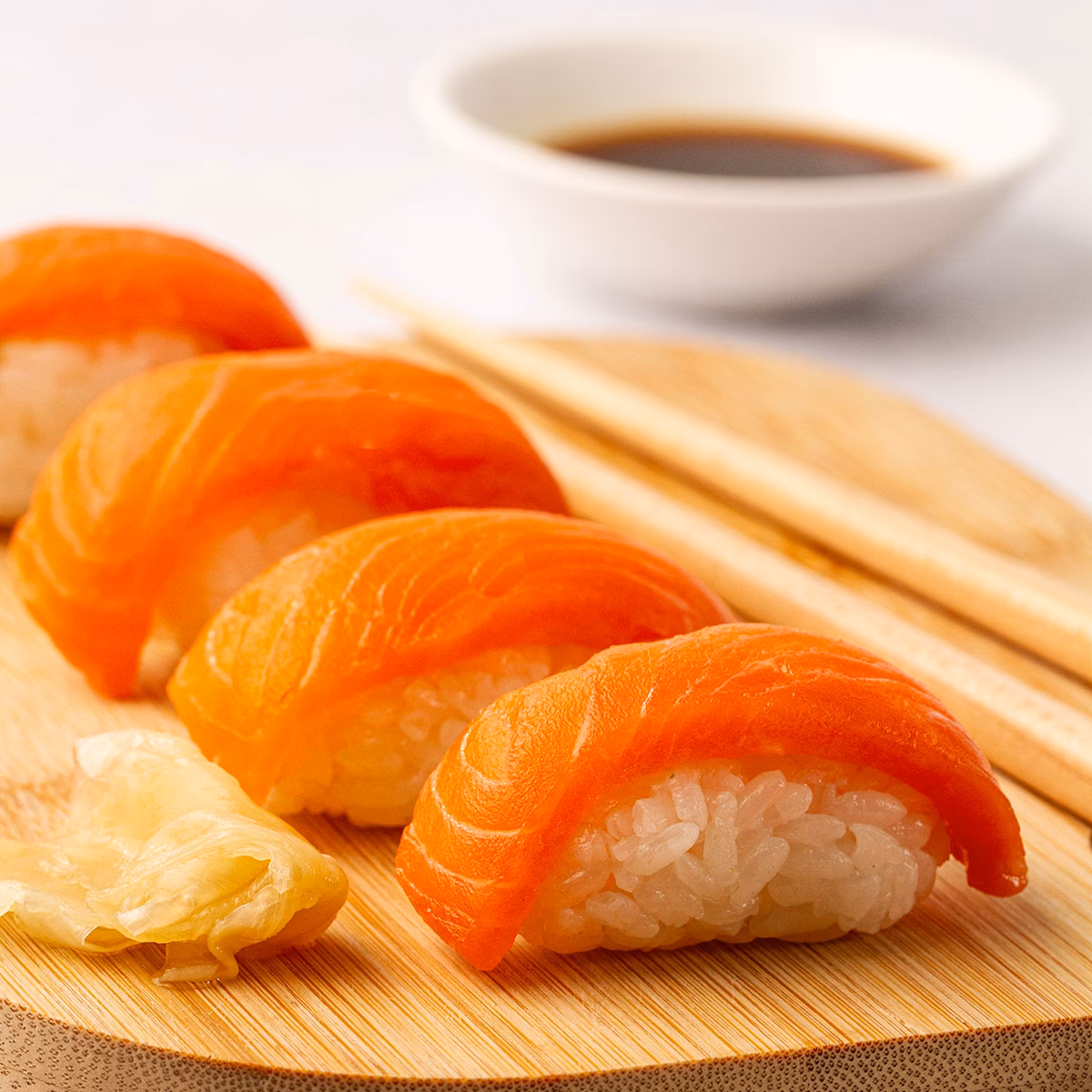 ¿Cómo hacer un nigiri de salmón flameado?