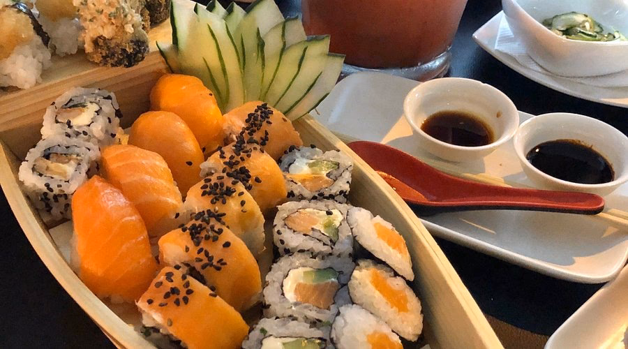 ¿Cómo puedo pedir de Oishi sushi a domicilio en Juárez?