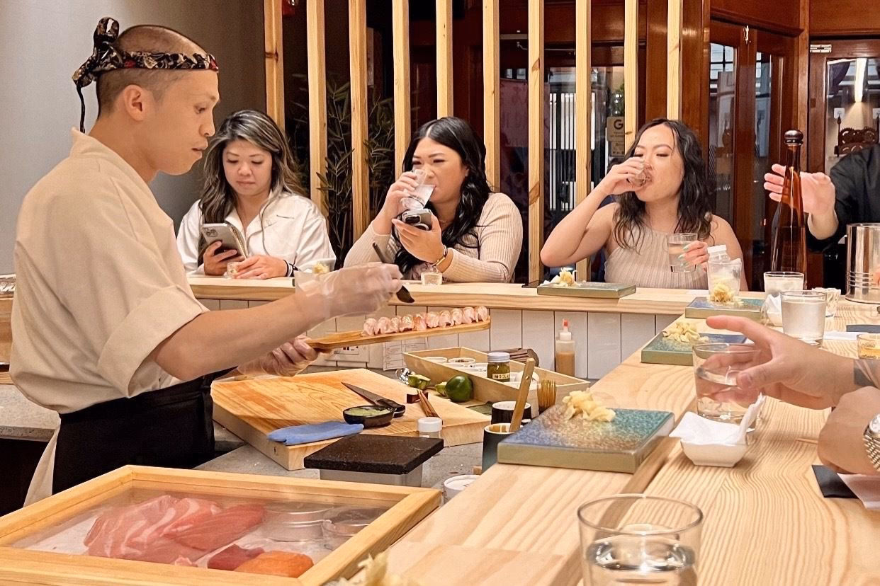 ¿Cuántos comensales tiene la barra de Omakase?