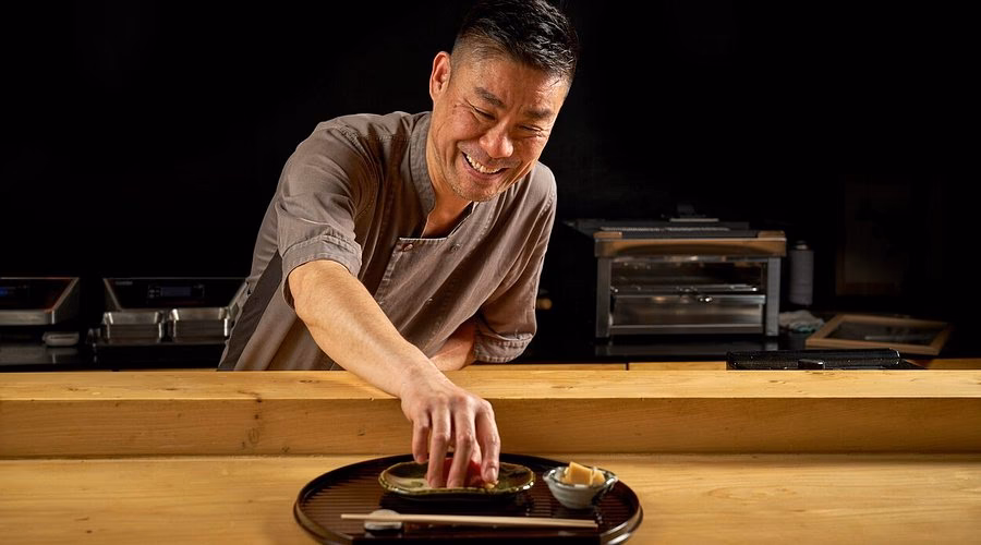 ¿Qué preparaciones asiáticas ofrece Omakase?