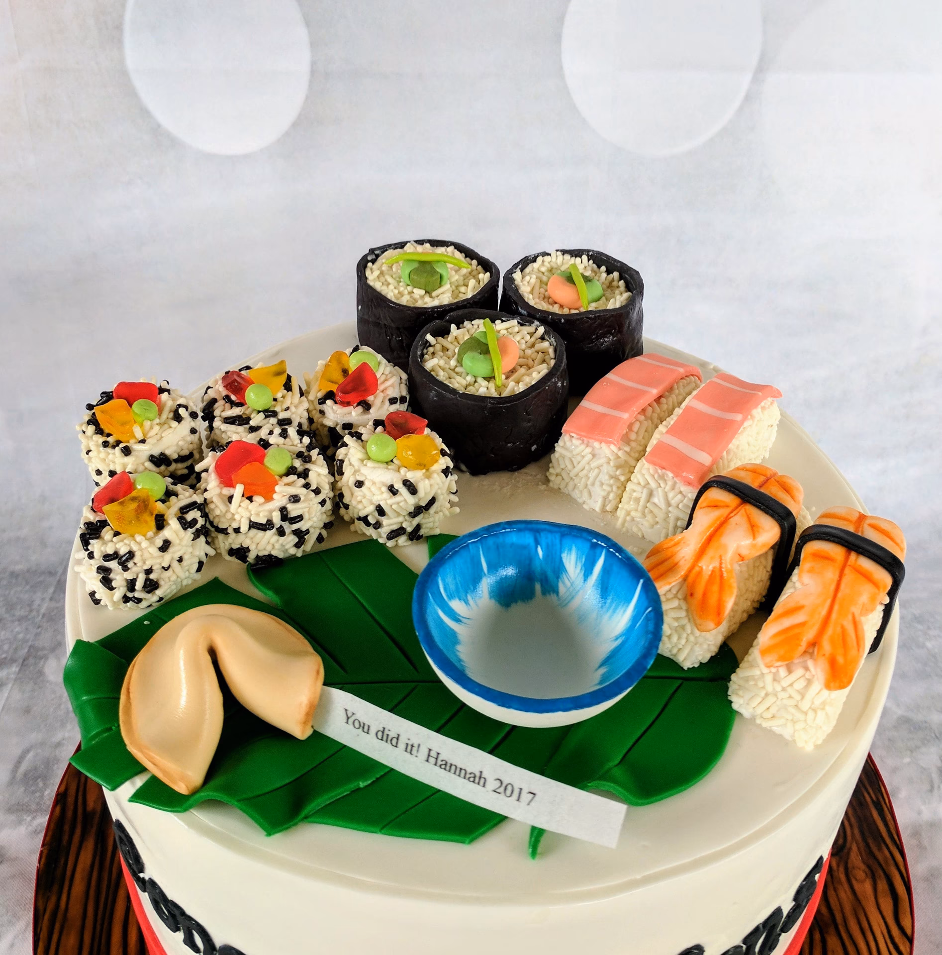 ¿Qué ingredientes se necesitan para hacer Kiwilimón de pastel de sushi?