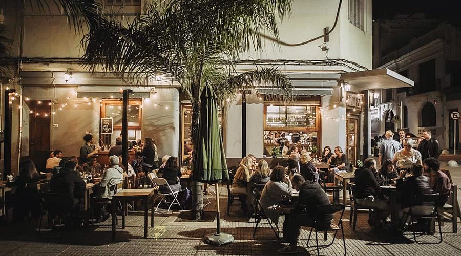 ¿Dónde se encuentra el restaurante de José Álvarez?