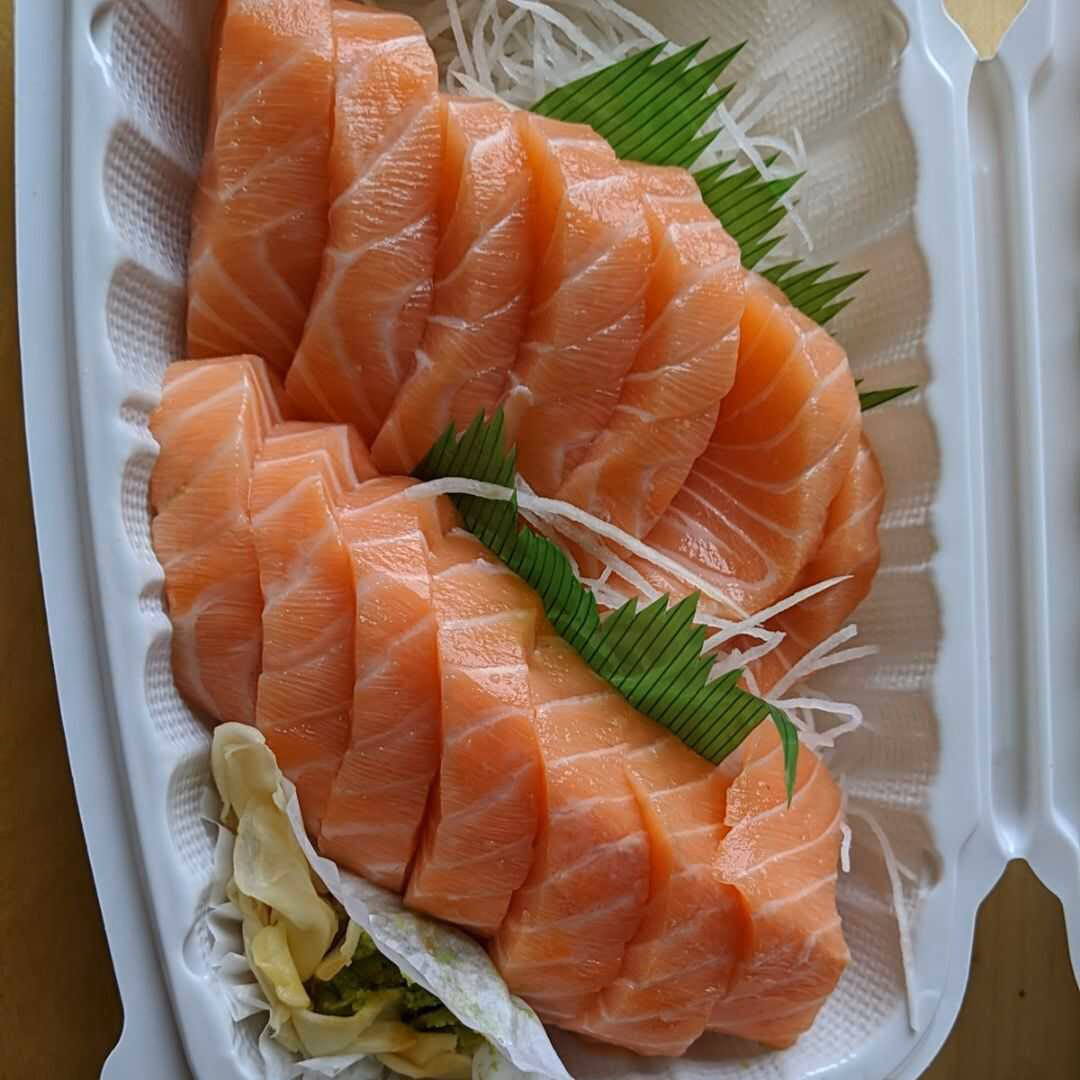 How many calories are in a piece of salmon sashimi?