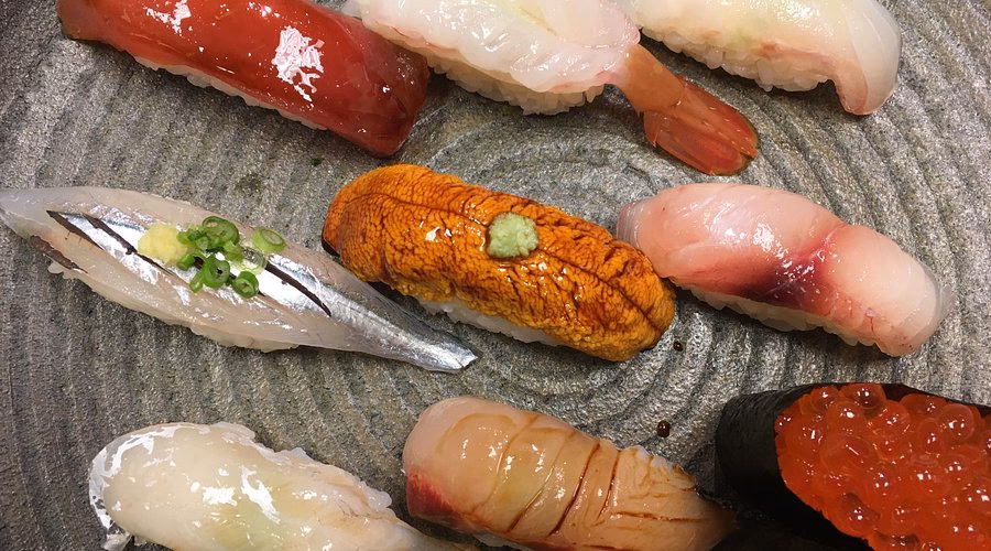 What is sushi bar Maumi?