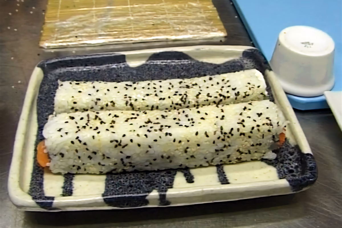 ¿Cómo hacer que el sushi no se salgan todos los rellenos?