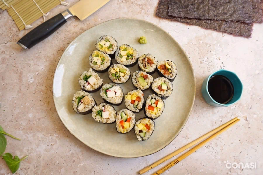 ¿Qué ingredientes se utilizan en este tazón de sushi vegano?