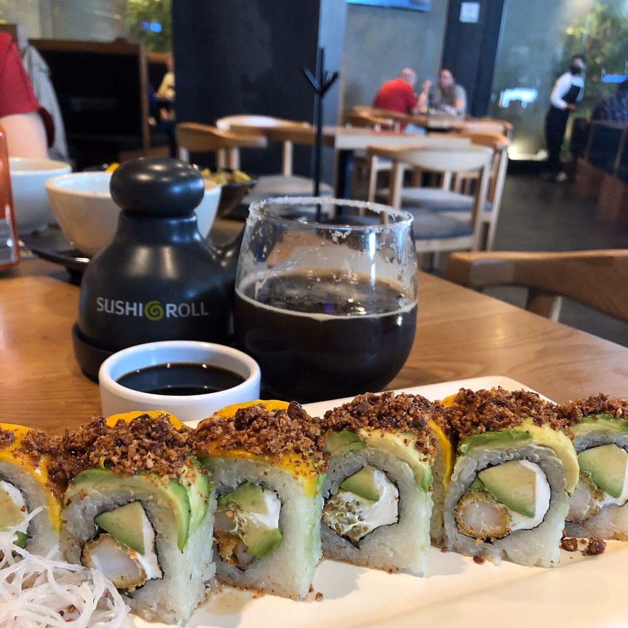¿Qué platos de sushi ofrece más sushi roll (fortuna)?