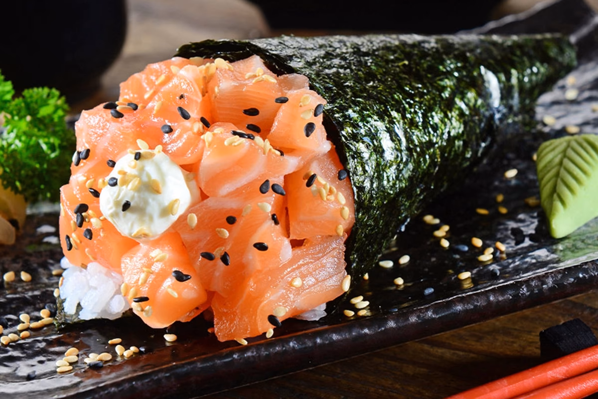 Qual a origem do temaki no Brasil?