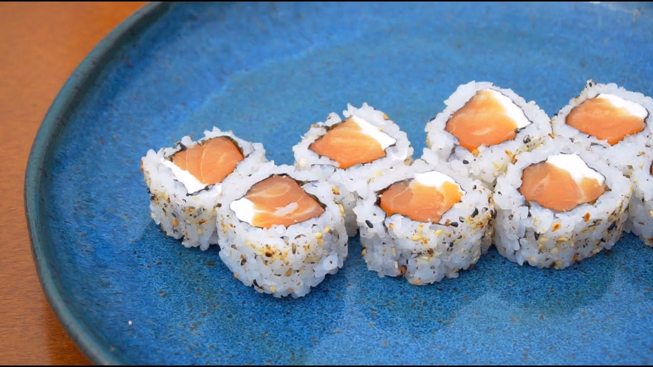 ¿Cómo se prepara el uramaki de Salmon, aguacate y Philadelphia?