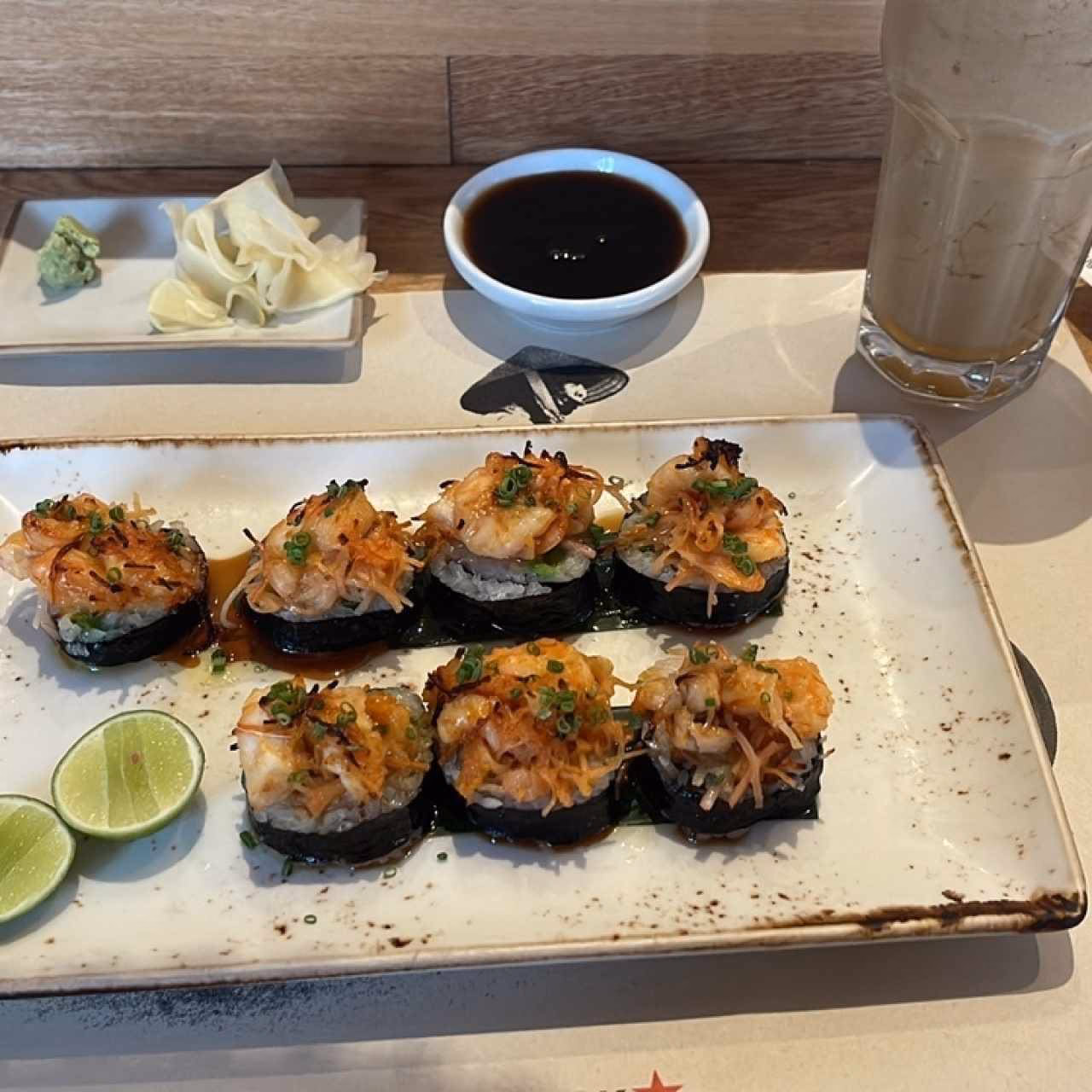 ¿Dónde está ubicado el restaurante de comida asiática wok?